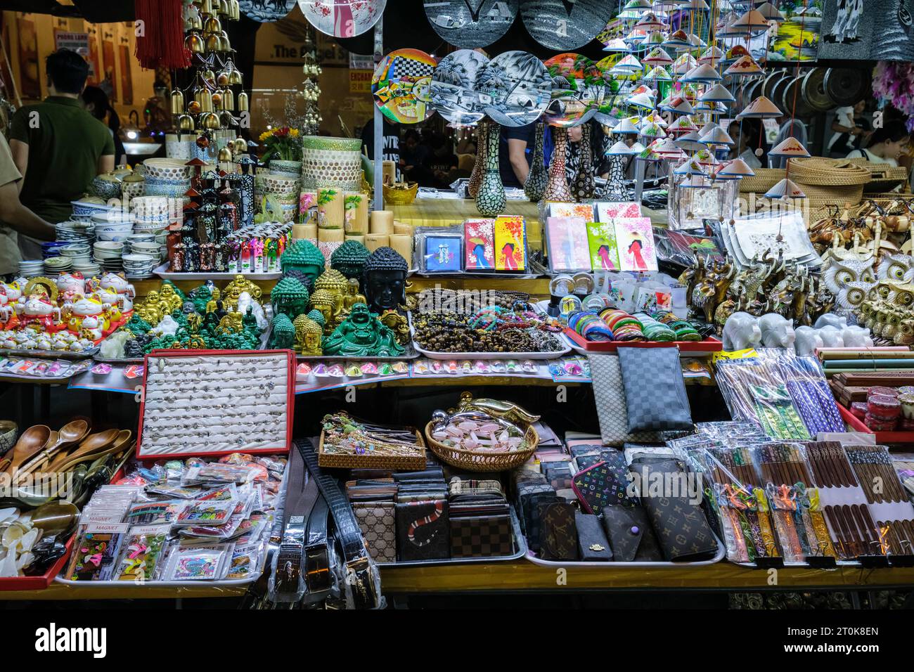 Hoi An, Vietnam. Nachtmarktverkäufer. Stockfoto