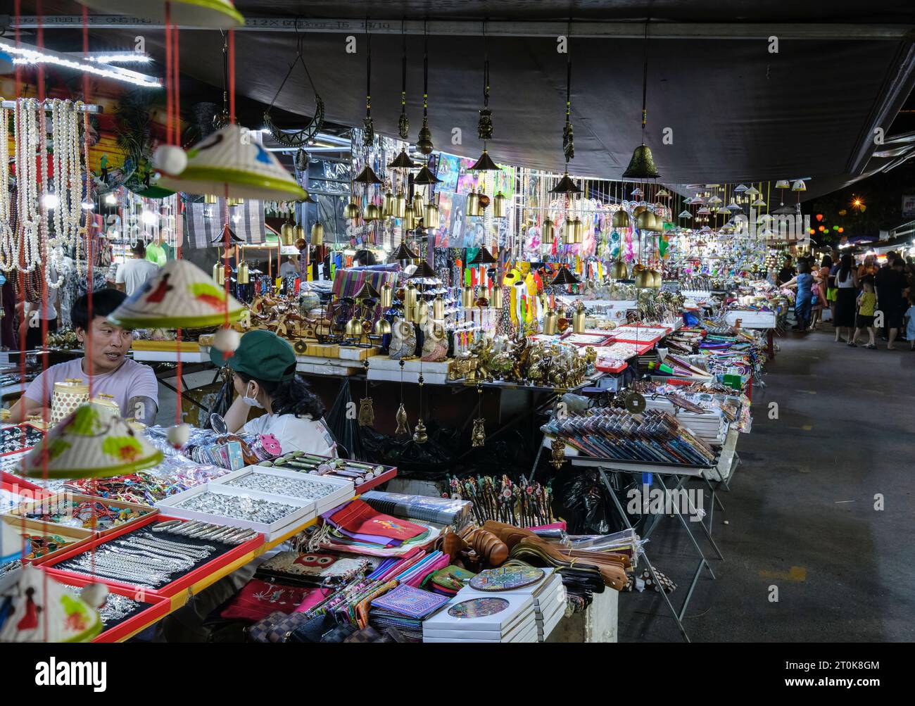 Hoi An, Vietnam. Souvenir- und Trinketverkäufer am Nachtmarkt. Stockfoto