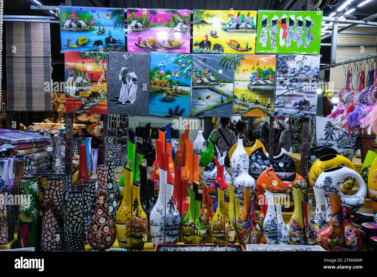 Hoi An, Vietnam. Nachtmarkt-Anbieter von Vasen und Gemälden. Stockfoto