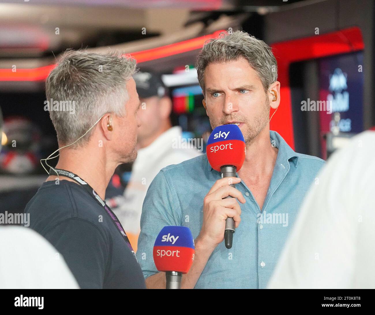 7. Oktober 2023, Losail International Circuit, Doha, Formel 1 Qatar Airways Qatar Grand Prix 2023, im Bild Sky Reporter Peter Hardenacke mit Sky-Experte Ralf Schumacher. Stockfoto