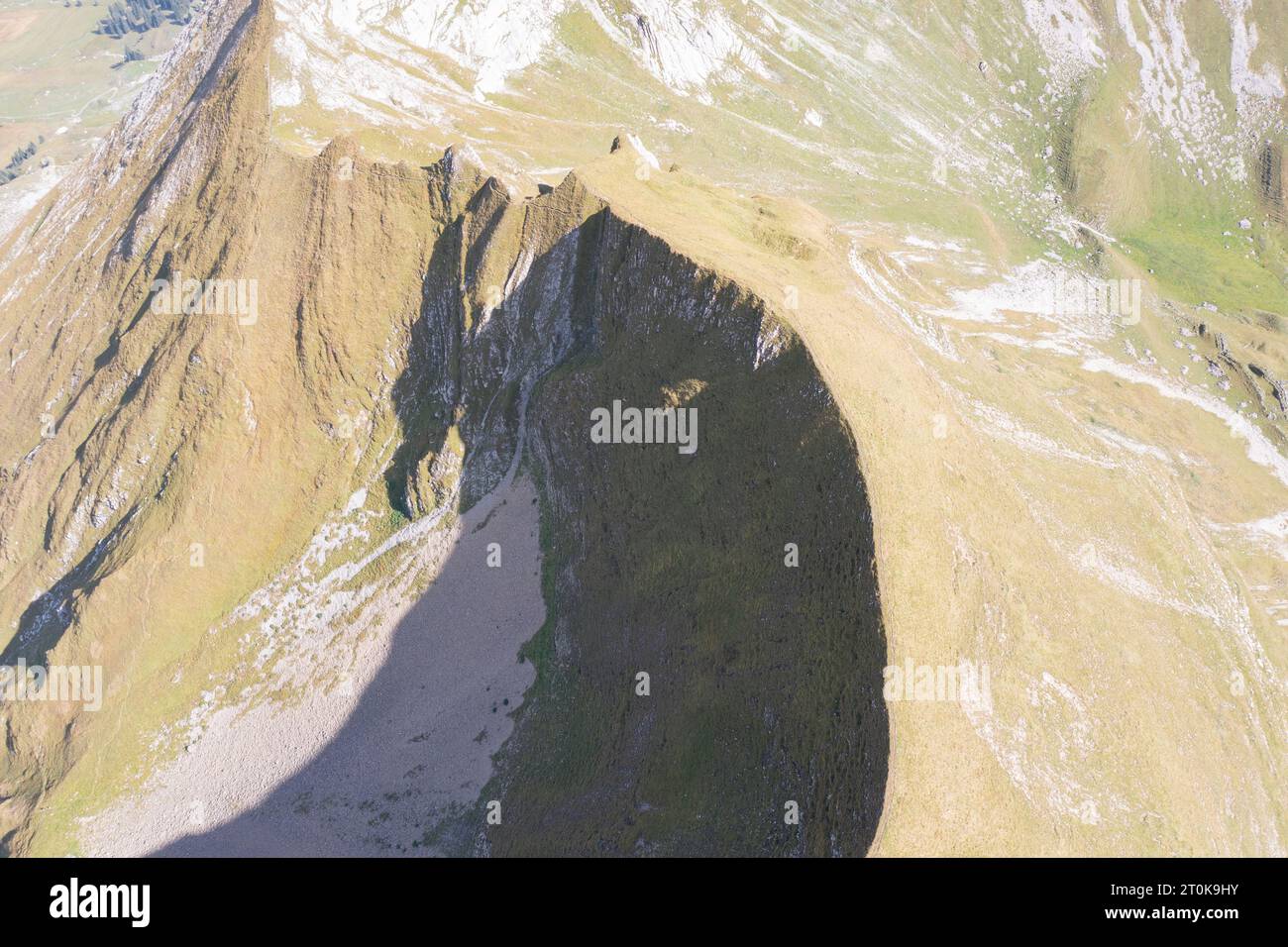 Schöner Blick auf den Thunersee und den Brienzersee vom Schynige Platte Trail im Berner Oberland, Kanton Bern, Schweiz. Beliebter Berg. Stockfoto