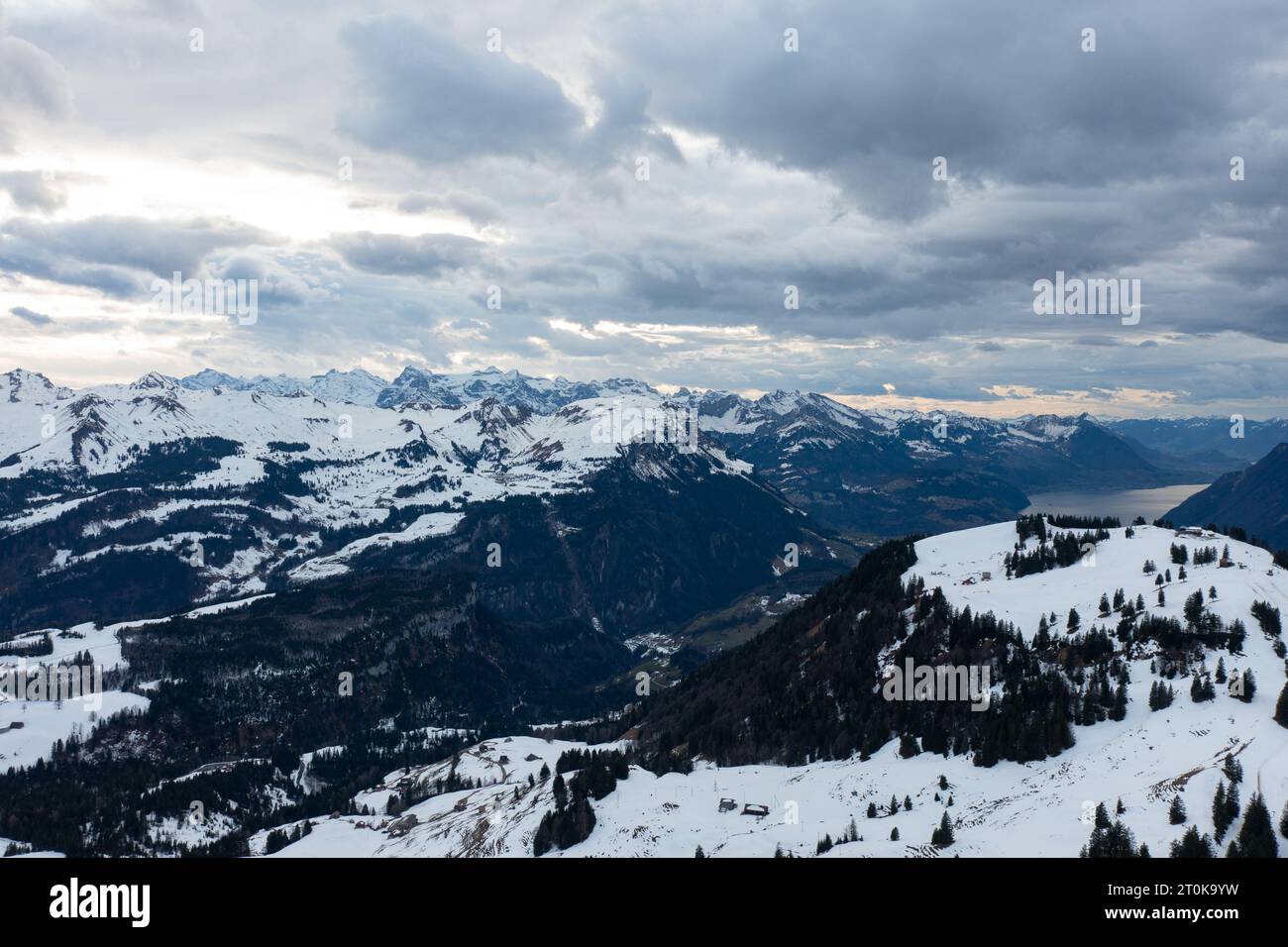 Die Alpen aus der Vogelperspektive sind das höchste und ausgedehnteste Gebirgssystem, das vollständig in Europa liegt und sich über ca. 4k Schnappschüsse erstreckt Stockfoto