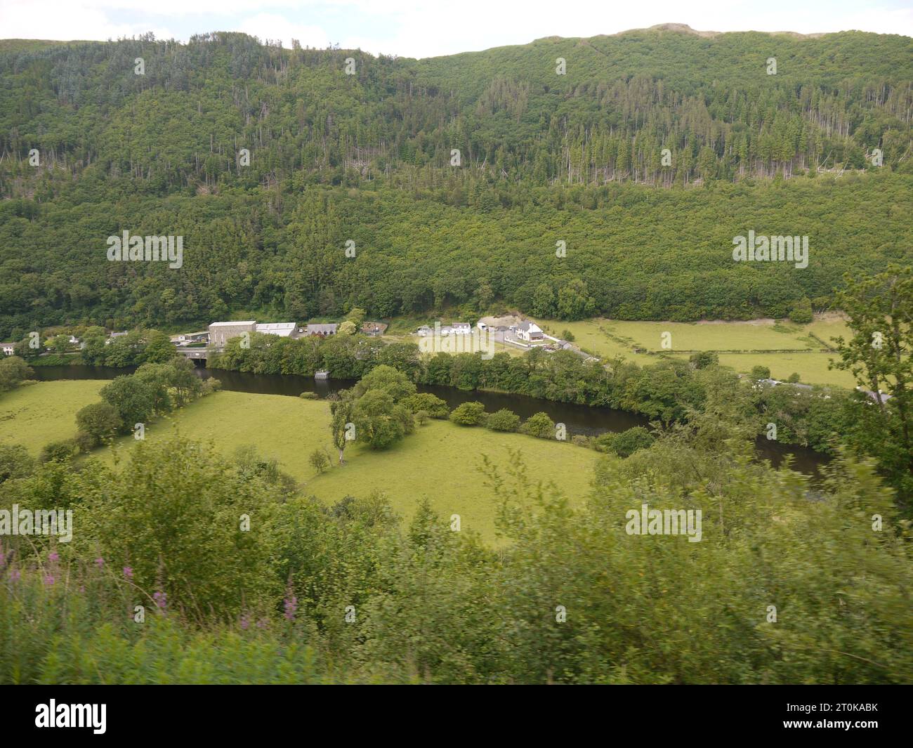 Vale of Rheidol Railway, Ceredigion, Wales – 21. Juni 2023: Kraftwerk Rheidol, Cwm Rheidol, von der darüber liegenden Eisenbahnlinie aus gesehen. Stockfoto