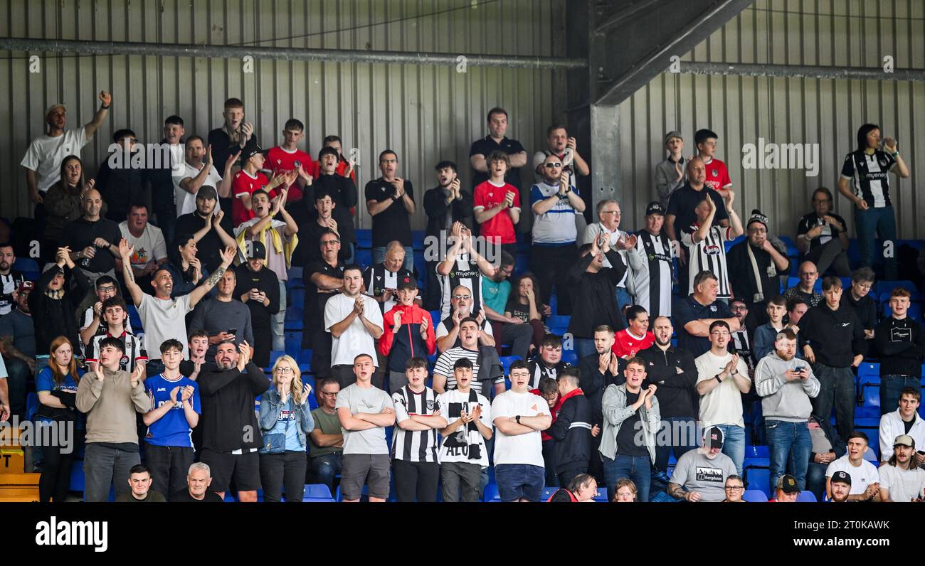 Tranmere, Großbritannien, 7. Oktober 2023. Grimsby Fans während des Sky Bet EFL League 2 Fußballspiels zwischen Tranmere Rovers FC und Grimsby Town FC in Prenton Park, Tranmere, UK.Credit: Jon Corken Stockfoto