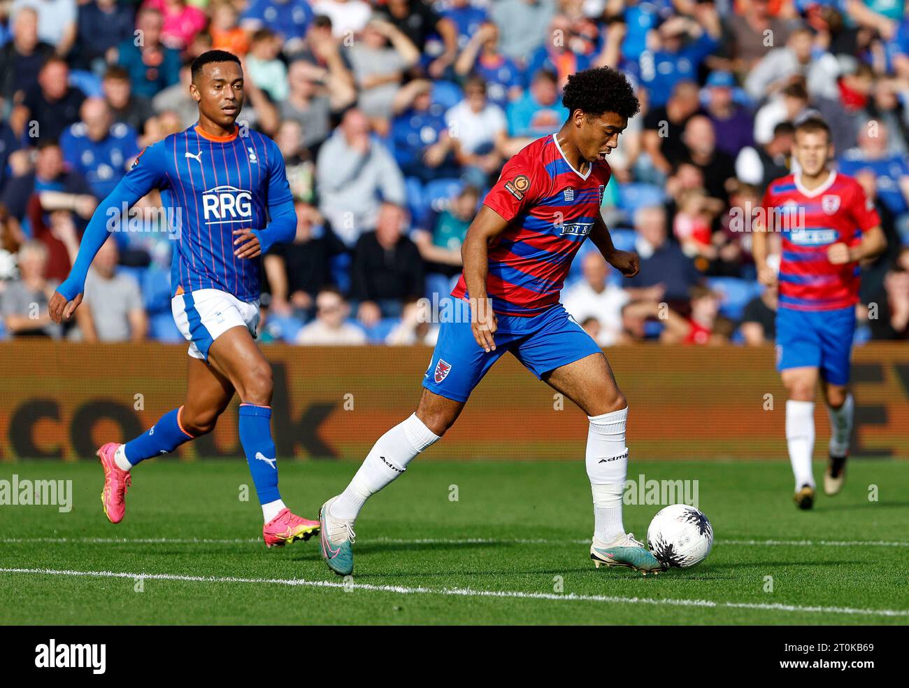 Aidan Francis-Clarke vom Dagenham & Redbridge Football Club streitet mit Alex Reid vom Oldham Athletic Association Football Club während des Vanarama National League-Spiels zwischen Oldham Athletic und Dagenham und Redbridge am Samstag, den 7. Oktober 2023, im Boundary Park in Oldham. (Foto: Thomas Edwards | MI News) Credit: MI News & Sport /Alamy Live News Stockfoto
