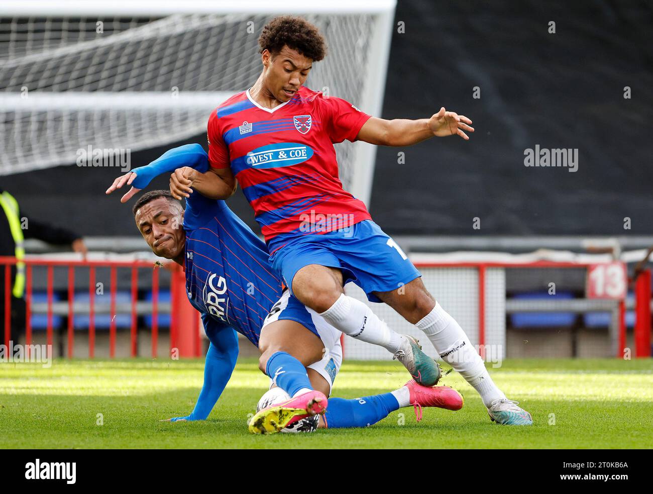 Alex Reid vom Oldham Athletic Association Football Club kämpft mit Aidan Francis-Clarke vom Dagenham & Redbridge Football Club während des Vanarama National League Spiels zwischen Oldham Athletic und Dagenham und Redbridge im Boundary Park, Oldham, am Samstag, den 7. Oktober 2023. (Foto: Thomas Edwards | MI News) Credit: MI News & Sport /Alamy Live News Stockfoto