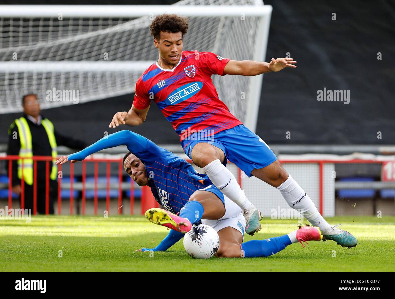 Alex Reid vom Oldham Athletic Association Football Club kämpft mit Aidan Francis-Clarke vom Dagenham & Redbridge Football Club während des Vanarama National League Spiels zwischen Oldham Athletic und Dagenham und Redbridge im Boundary Park, Oldham, am Samstag, den 7. Oktober 2023. (Foto: Thomas Edwards | MI News) Credit: MI News & Sport /Alamy Live News Stockfoto
