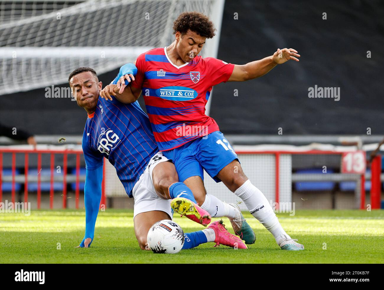 Alex Reid vom Oldham Athletic Association Football Club kämpft mit Aidan Francis-Clarke vom Dagenham & Redbridge Football Club während des Vanarama National League Spiels zwischen Oldham Athletic und Dagenham und Redbridge im Boundary Park, Oldham, am Samstag, den 7. Oktober 2023. (Foto: Thomas Edwards | MI News) Credit: MI News & Sport /Alamy Live News Stockfoto