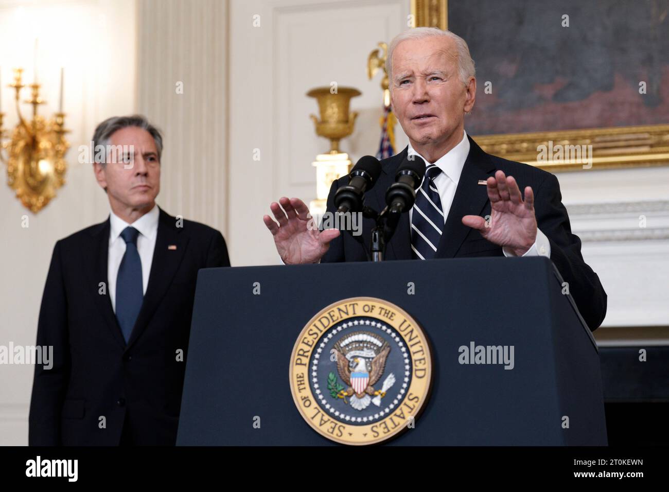 US-Präsident Joe Biden hält am 7. Oktober 2023 im Speisesaal des Weißen Hauses in Washington, DC, eine Rede zu den Terroranschlägen der Hamas in Israel. Neben dem Präsidenten links steht US-Außenminister Antony Blinken. Credit: Yuri Gripas/Pool via CNP /MediaPunch Stockfoto