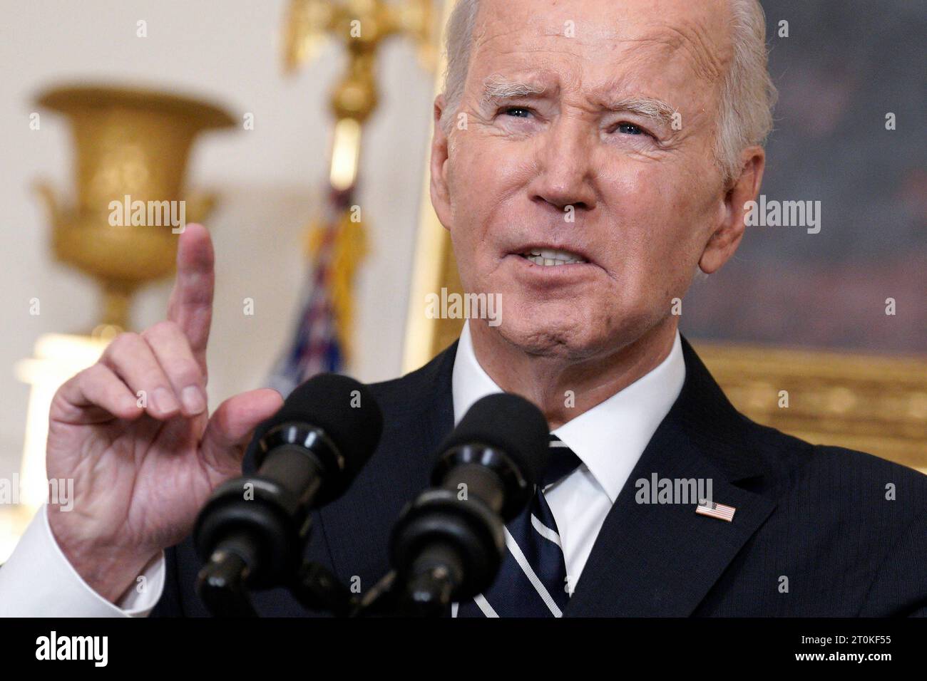 US-Präsident Joe Biden hält am 7. Oktober 2023 im Speisesaal des Weißen Hauses in Washington, DC, eine Rede zu den Terroranschlägen der Hamas in Israel. Copyright: XYurixGripasx/xPoolxviaxCNPx/MediaPunchx Credit: Imago/Alamy Live News Stockfoto