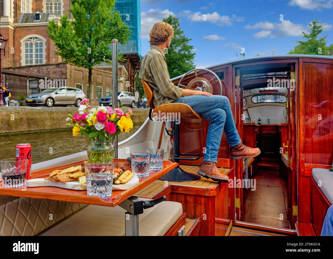 AMSTERDAM, NIEDERLANDE - 24. August 2023: Amsterdam ist die Hauptstadt der Niederlande, bekannt für sein künstlerisches Erbe, sein ausgeklügeltes Kanalsystem und seine enge Hu Stockfoto