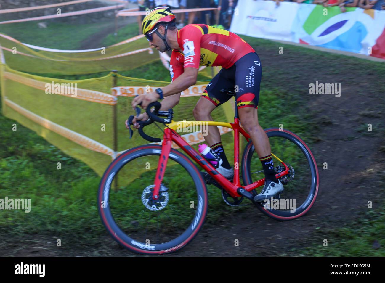 Pontevedra, Spanien. Oktober 2023. Der Radrennfahrer Felipe Orts (1) führt das Rennen während des Männer-Elite-Rennens der Gran Premio Cidade de Pontevedra 2023 am 07. Oktober 2023 in Pontevedra, Spanien. (Foto: Alberto Brevers/Pacific Press) Credit: Pacific Press Media Production Corp./Alamy Live News Stockfoto