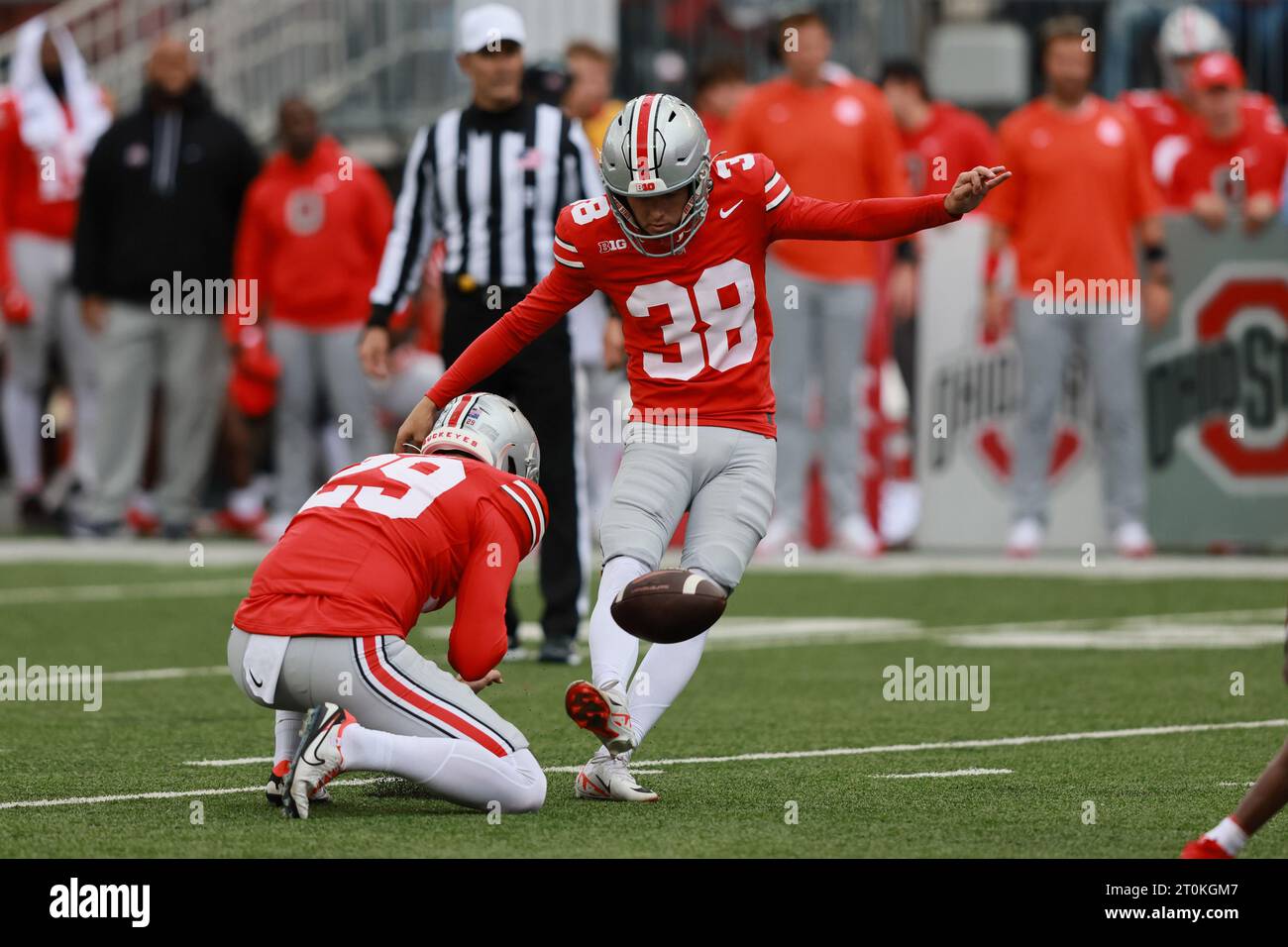 Columbus, Usa. Oktober 2023. Ohio State Buckeyes Jayden Fielding (38) schießt am Samstag, den 7. Oktober 2023, im vierten Quartal gegen die Maryland Terrapins in Columbus (Ohio) ein Field Goal. Foto: Aaron Josefczyk/UPI Credit: UPI/Alamy Live News Stockfoto