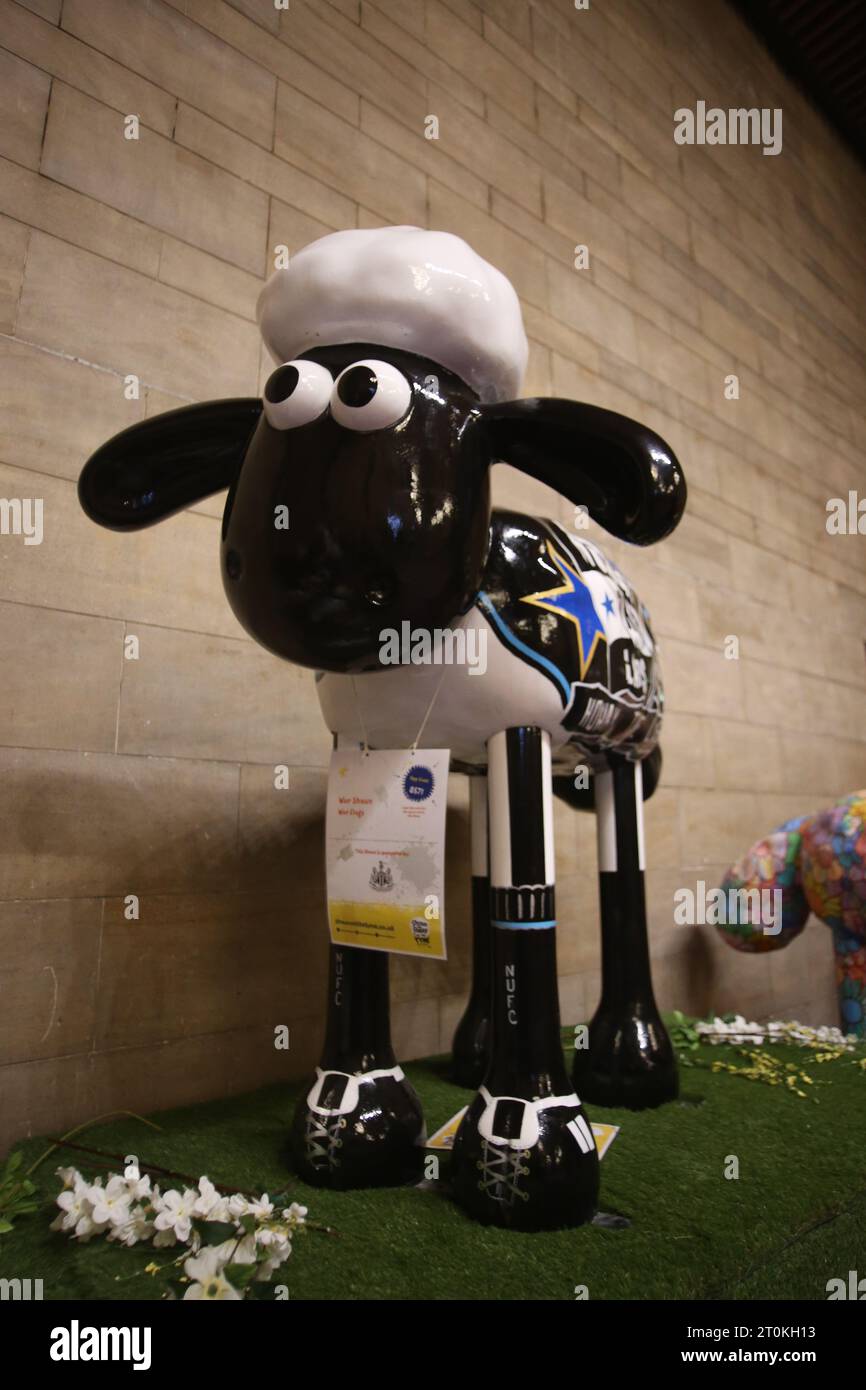 Newcastle, Großbritannien. Oktober 2023. Shaun, die Schafe auf dem Tyne, Abschied von der Herde im Civic Centre, bevor sie ihre ewige Heimat bei der Auktion finden! 50 individuell dekorierte Skulpturen des Charakters. Shaun, das Schaf auf dem Tyne, wird von St. Oswalds Hospiz präsentiert und sammelt Spenden. Die Wohltätigkeitsorganisation hat sich mit den Kreativproduzenten Wild in Art, Shaun, dem Schafschöpfer Aardman, zusammengetan. Quelle: DEW/Alamy Live News Stockfoto