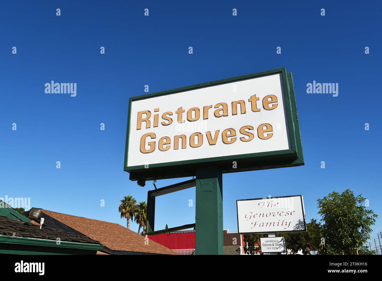 ORANGE, KALIFORNIEN - 4. OCT 2023: Schild am jetzt geschlossenen Ristorante Genovese auf der Tustin Avenue. Stockfoto