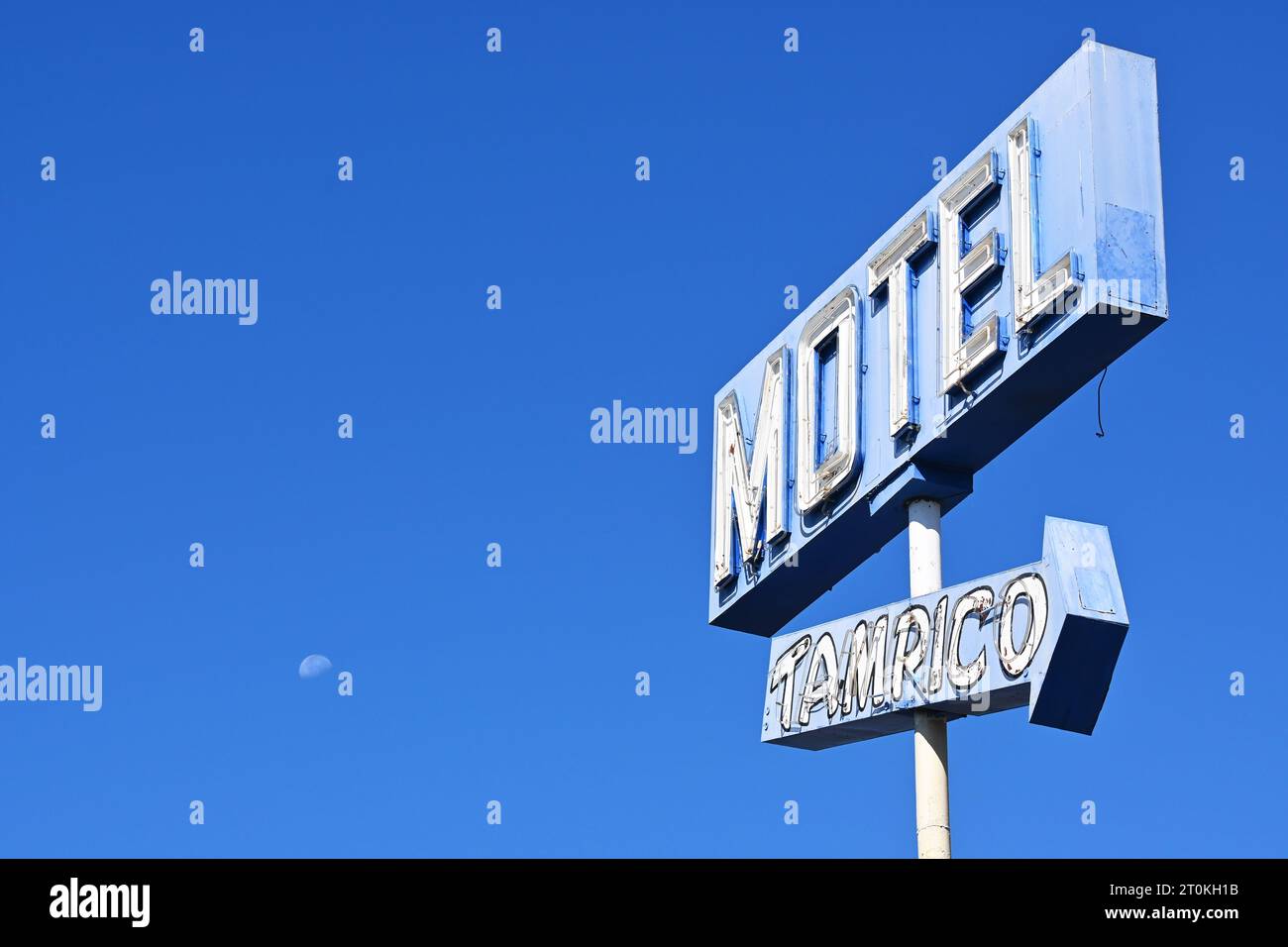 ANAHEIM, KALIFORNIEN - 24. SEPTEMBER 2023: Nahaufnahme des Tampico Motel Pfeilschilds auf dem State College Blvd, derzeit wegen Renovierungsarbeiten geschlossen. Stockfoto