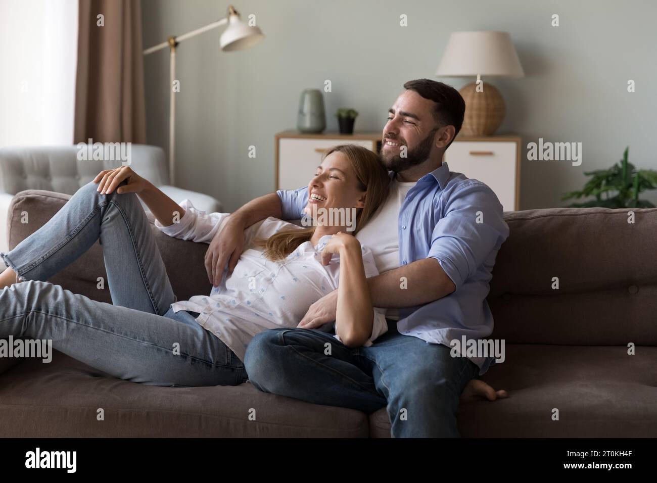 Fröhliches traumhaftes Liebespaar, das die Freizeit genießt Stockfoto