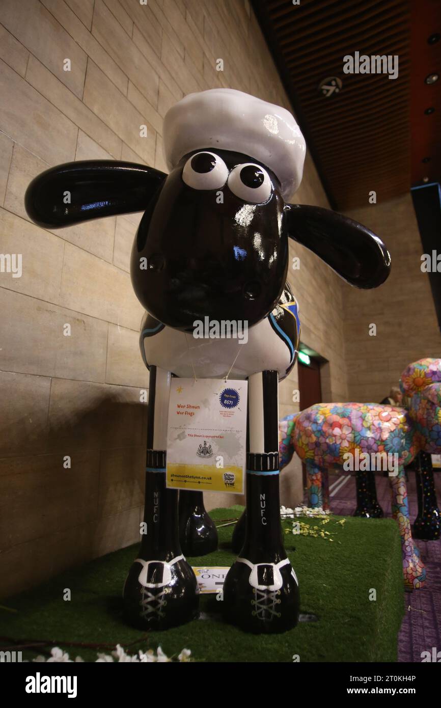 Newcastle, Großbritannien. Oktober 2023. Shaun, die Schafe auf dem Tyne, Abschied von der Herde im Civic Centre, bevor sie ihre ewige Heimat bei der Auktion finden! 50 individuell dekorierte Skulpturen des Charakters. Shaun, das Schaf auf dem Tyne, wird von St. Oswalds Hospiz präsentiert und sammelt Spenden. Die Wohltätigkeitsorganisation hat sich mit den Kreativproduzenten Wild in Art, Shaun, dem Schafschöpfer Aardman, zusammengetan. Quelle: DEW/Alamy Live News Stockfoto