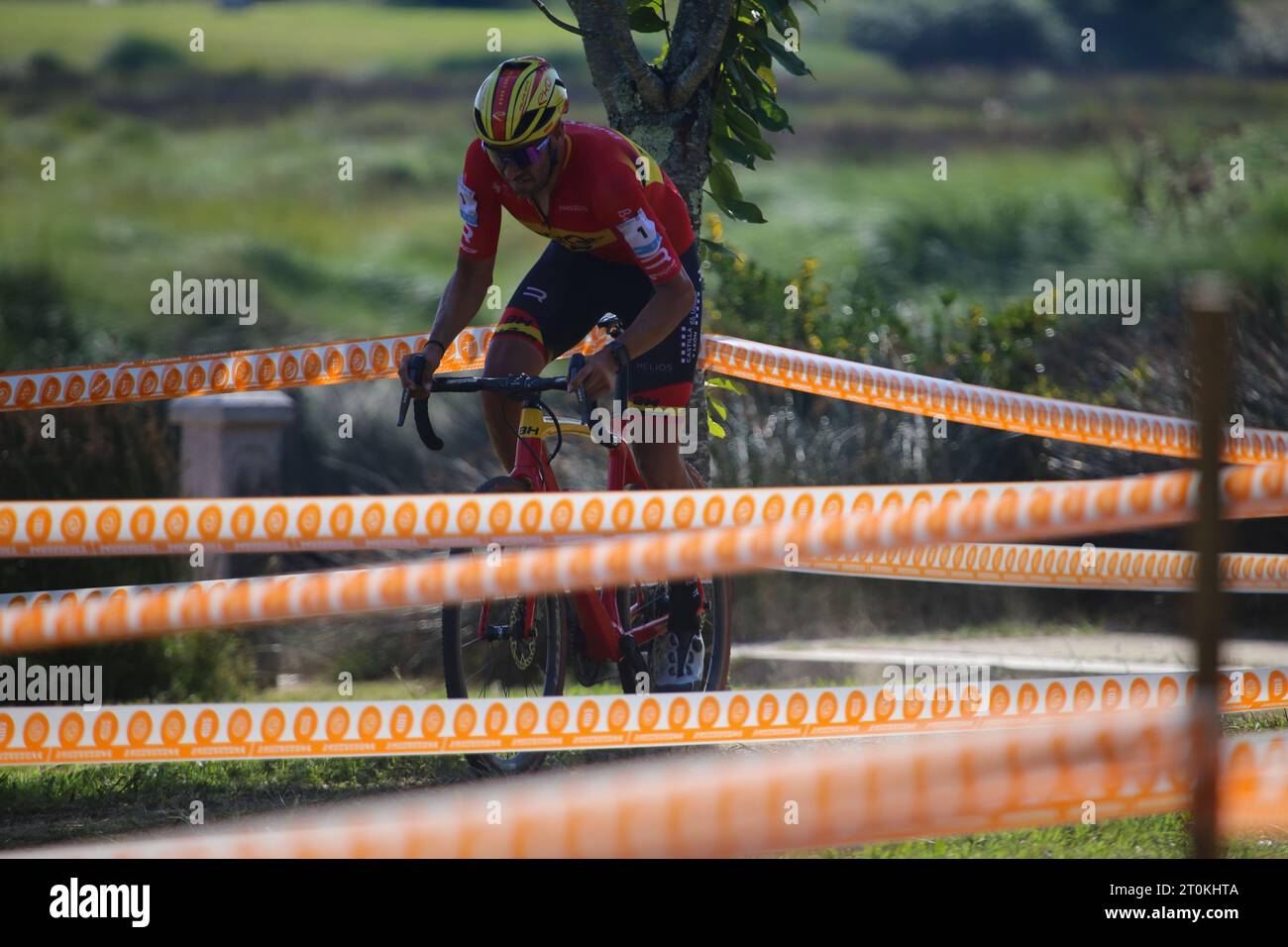 Pontevedra, Galicien, Spanien. Oktober 2023. Pontevedra, Spanien, 07. Oktober 2023: Der Radfahrer Felipe Orts (1) während des männlichen Elite-Tests der Gran Premio Cidade de Pontevedra 2023 am 07. Oktober 2023 in Pontevedra, Spanien. (Kreditbild: © Alberto Brevers/Pacific Press via ZUMA Press Wire) NUR REDAKTIONELLE VERWENDUNG! Nicht für kommerzielle ZWECKE! Stockfoto