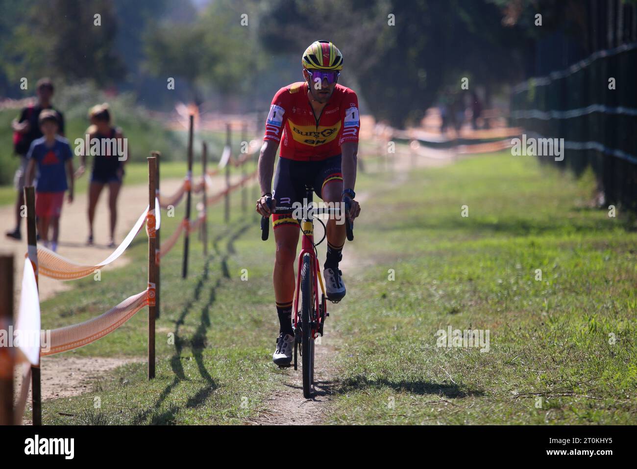 Pontevedra, Galicien, Spanien. Oktober 2023. Pontevedra, Spanien, 07. Oktober 2023: Der Radfahrer Felipe Orts (1) führt das Rennen während des Herrenelitennens der Gran Premio Cidade de Pontevedra 2023 am 07. Oktober 2023 in Pontevedra, Spanien. (Kreditbild: © Alberto Brevers/Pacific Press via ZUMA Press Wire) NUR REDAKTIONELLE VERWENDUNG! Nicht für kommerzielle ZWECKE! Stockfoto