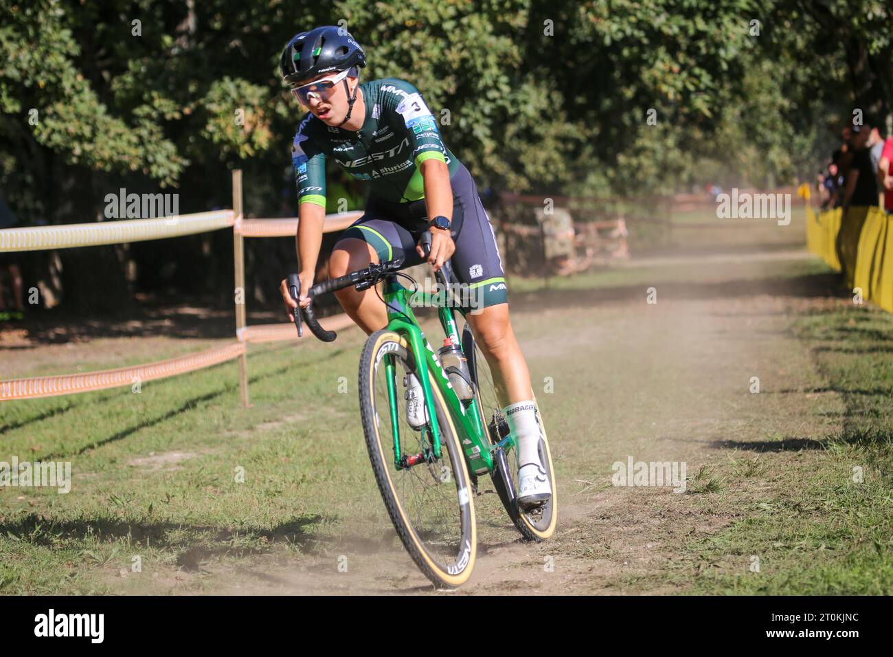 Pontevedra, Galicien, Spanien. Oktober 2023. Pontevedra, Spanien, 07. Oktober 2023: Nesta - MMR CX Team Radfahrerin Sofia Rodriguez (3) beim Frauen-Elite-Rennen der Gran Premio Cidade de Pontevedra 2023 am 07. Oktober 2023 in Pontevedra, Spanien. (Kreditbild: © Alberto Brevers/Pacific Press via ZUMA Press Wire) NUR REDAKTIONELLE VERWENDUNG! Nicht für kommerzielle ZWECKE! Stockfoto