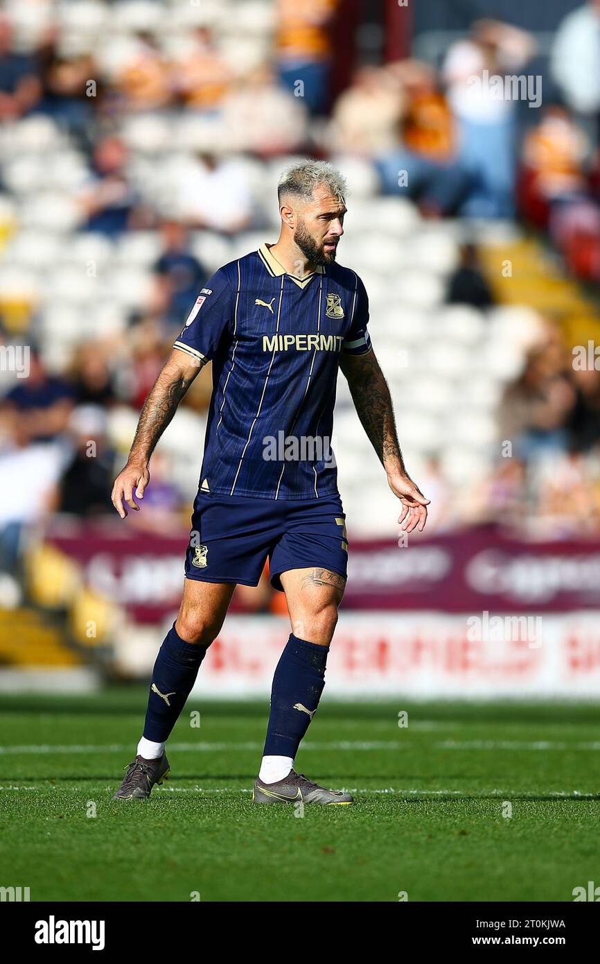 The University of Bradford Stadium, Bradford, England - 7. Oktober 2023 Charlie Austin (32) aus Swindon Town - während des Spiels Bradford City gegen Swindon Town, Sky Bet League Two, 2023/24, The University of Bradford Stadium, Bradford, England - 7. Oktober 2023 Credit: Arthur Haigh/WhiteRosePhotos/Alamy Live News Stockfoto