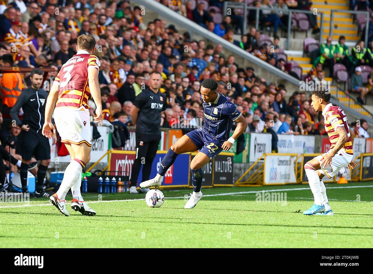 The University of Bradford Stadium, Bradford, England - 7. Oktober 2023 Udoka Godwin-Malife (22) aus Swindon Town versucht, an Adam Wilson (33) und Liam Ridehalgh (3) aus Bradford City vorbei zu gehen - während des Spiels Bradford City gegen Swindon Town, Sky Bet League Two, 2023/24, The University of Bradford Stadium, Bradford, England - 7. Oktober 2023 Credit: Arthur Haigh/WhiteRosePhotos/Alamy Live News Stockfoto