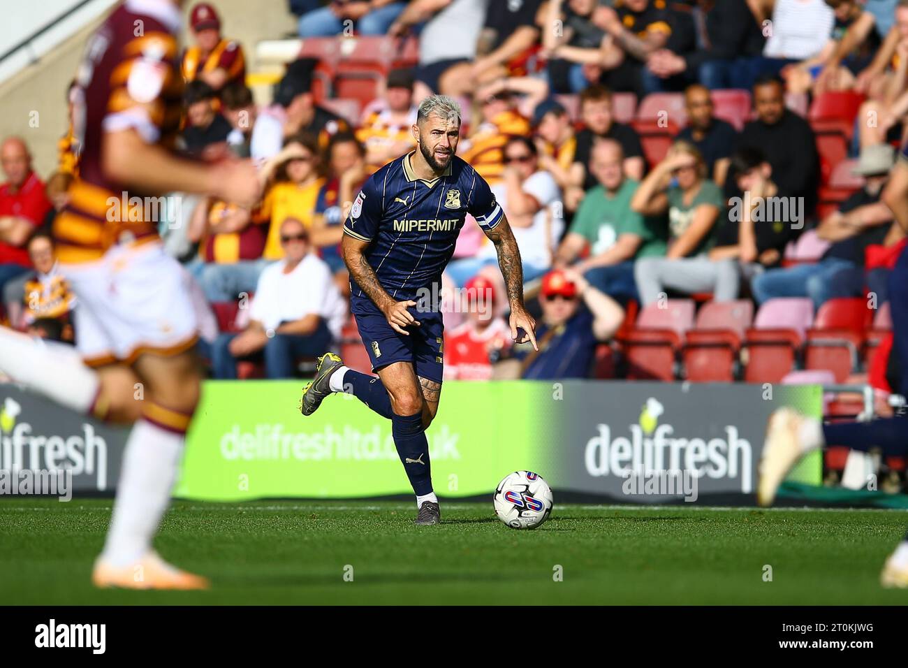 The University of Bradford Stadium, Bradford, England - 7. Oktober 2023 Charlie Austin (32) aus Swindon Town läuft um Tor - während des Spiels Bradford City gegen Swindon Town, Sky Bet League Two, 2023/24, University of Bradford Stadium, Bradford, England - 7. Oktober 2023 Credit: Arthur Haigh/WhiteRosePhotos/Alamy Live News Stockfoto