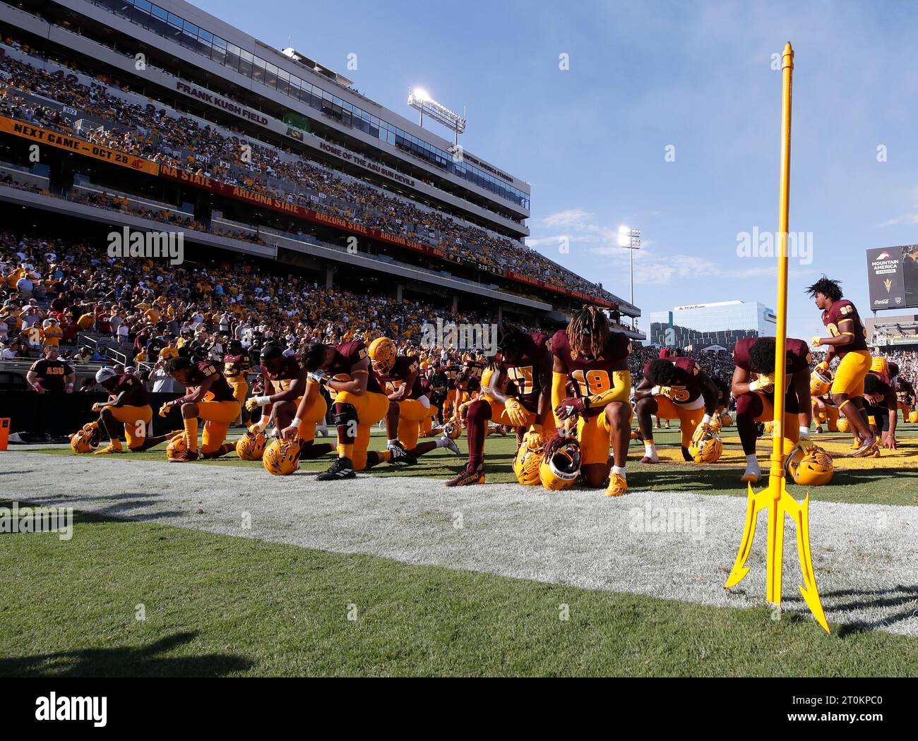 Tempe, Arizona, USA. Oktober 2023. Die Arizona State Sun Devils schlagen sich vor dem NCAA-Fußballspiel zwischen der University of Colorado und der Arizona State University im Mountain America Stadium in Tempe, Arizona, ein Knie. Michael Cazares/CSM/Alamy Live News Stockfoto