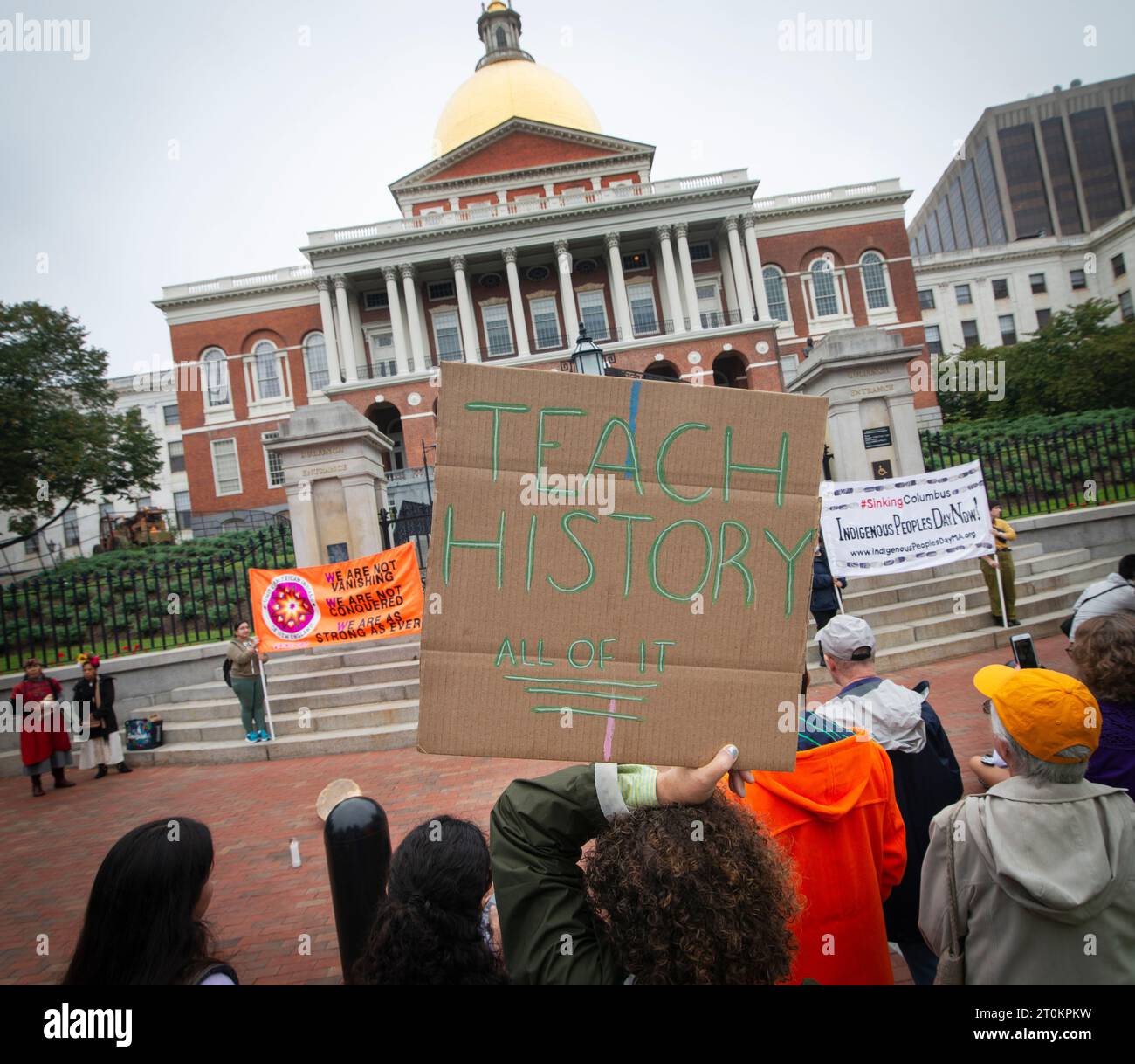 Tag der indigenen Völker, Boston, Massachusetts, USA. Oktober 2023. Etwa 100 Menschen demonstrierten und marschierten durch das Zentrum von Boston, um den US-Nationalfeiertag des Columbus Day in den Tag der Indigenen Völker umzubenennen. Quelle: Chuck Nacke / Alamy Live News Stockfoto