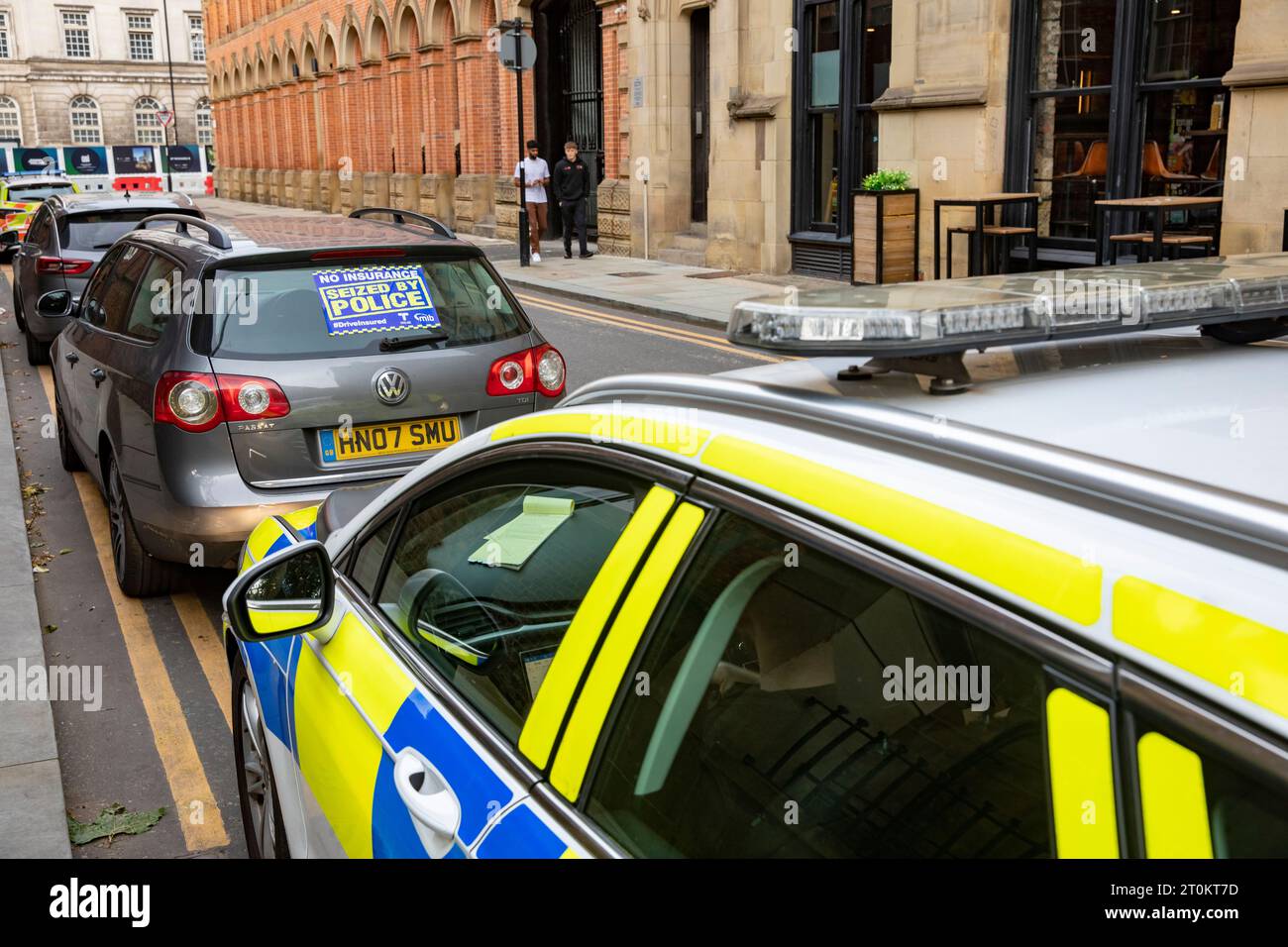 Manchester Polizei, Polizei hat einen VW Passat Auto beschlagnahmt, weil er keine Versicherung hatte, beschlagnahmt für keinen Versicherungsaufkleber auf dem Auto, Manchester, England Stockfoto