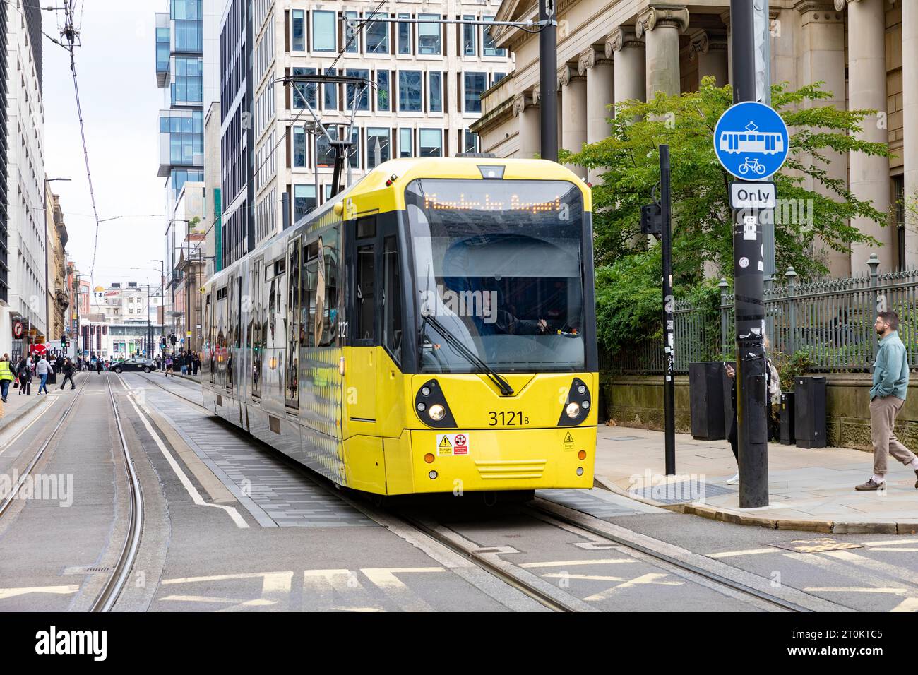 Stadtbahn Manchester England Bee Network Zugwagen im Stadtzentrum von Manchester, England, Großbritannien, september 2023 Transport Stockfoto