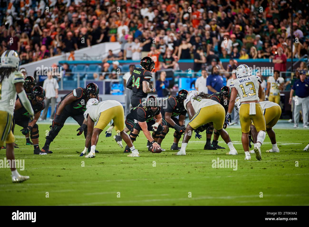 Miami, Florida, USA. Oktober 2023. 55-Matt Lee von Miami Canes während des ACC-Fußballspiels zwischen Miami Hurricanes und Georgia Tech im Hard Rock Stadium in Miami, Florida, USA. Quelle: Yaroslav Sabitov/YES Market Media/Alamy Live News. Stockfoto