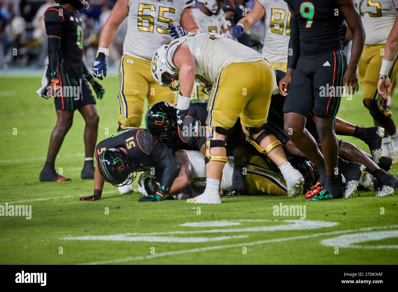 Miami, Florida, USA. Oktober 2023. 51: Franciso Mauigoa von Miami Canes während des ACC-Fußballspiels zwischen Miami Hurricanes und Georgia Tech im Hard Rock Stadium in Miami, Florida, USA. Quelle: Yaroslav Sabitov/YES Market Media/Alamy Live News. Stockfoto