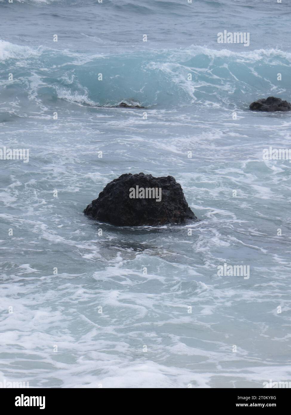 Wellen und Felsen im Ozean in der Nähe von Hawaii Stockfoto