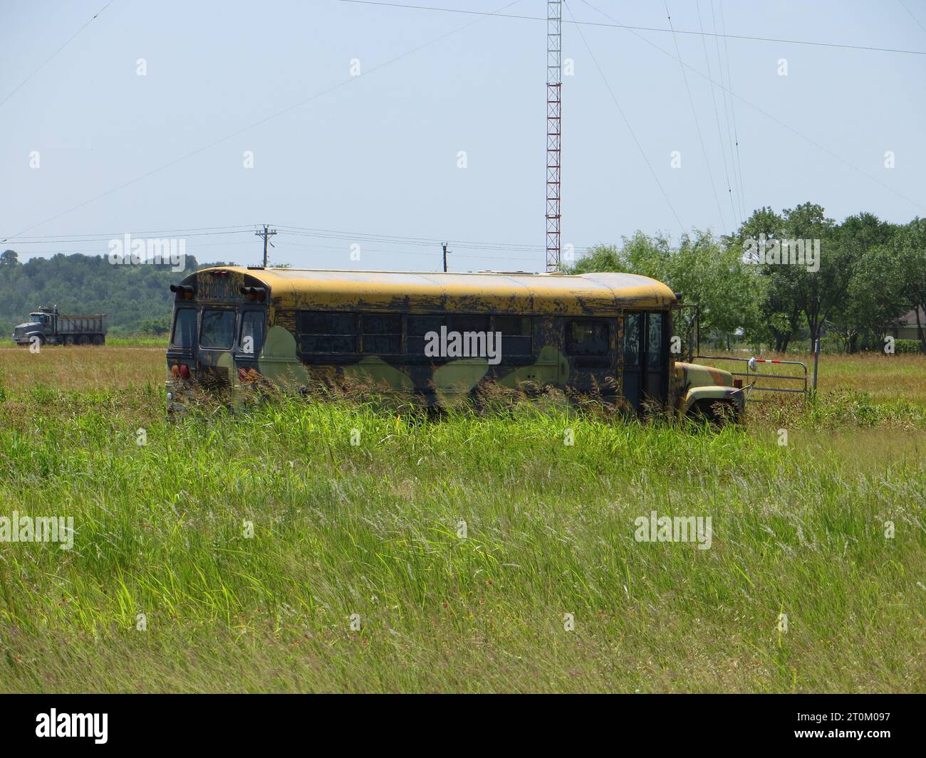 Verlassener Schulbus auf einem Feld in Texas Stockfoto
