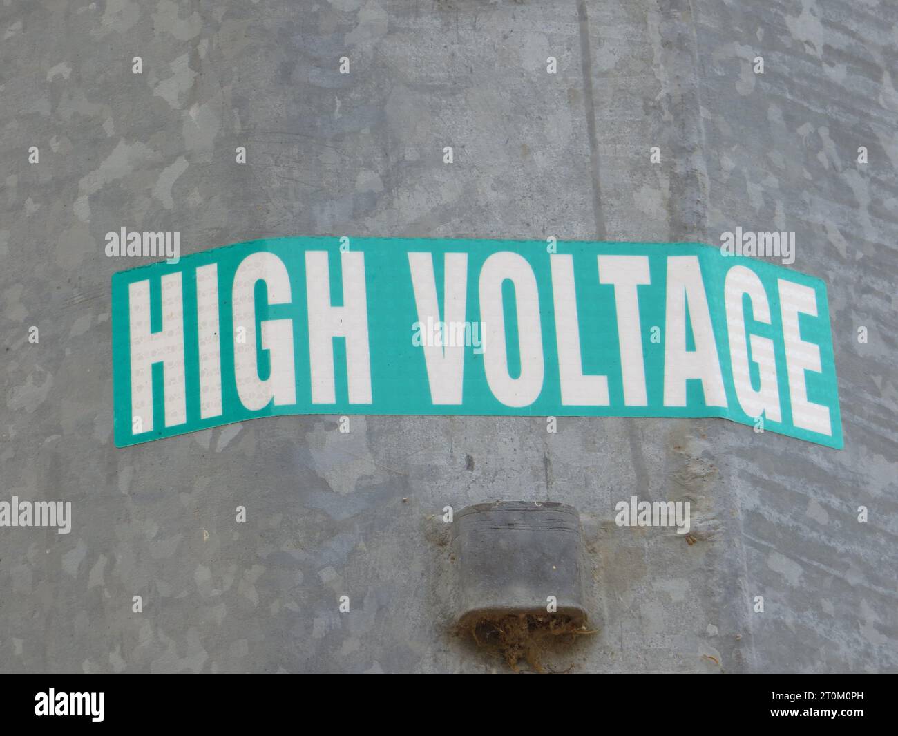 Hochspannungswarnung an einem Stromleitungsposten in Kalifornien Stockfoto