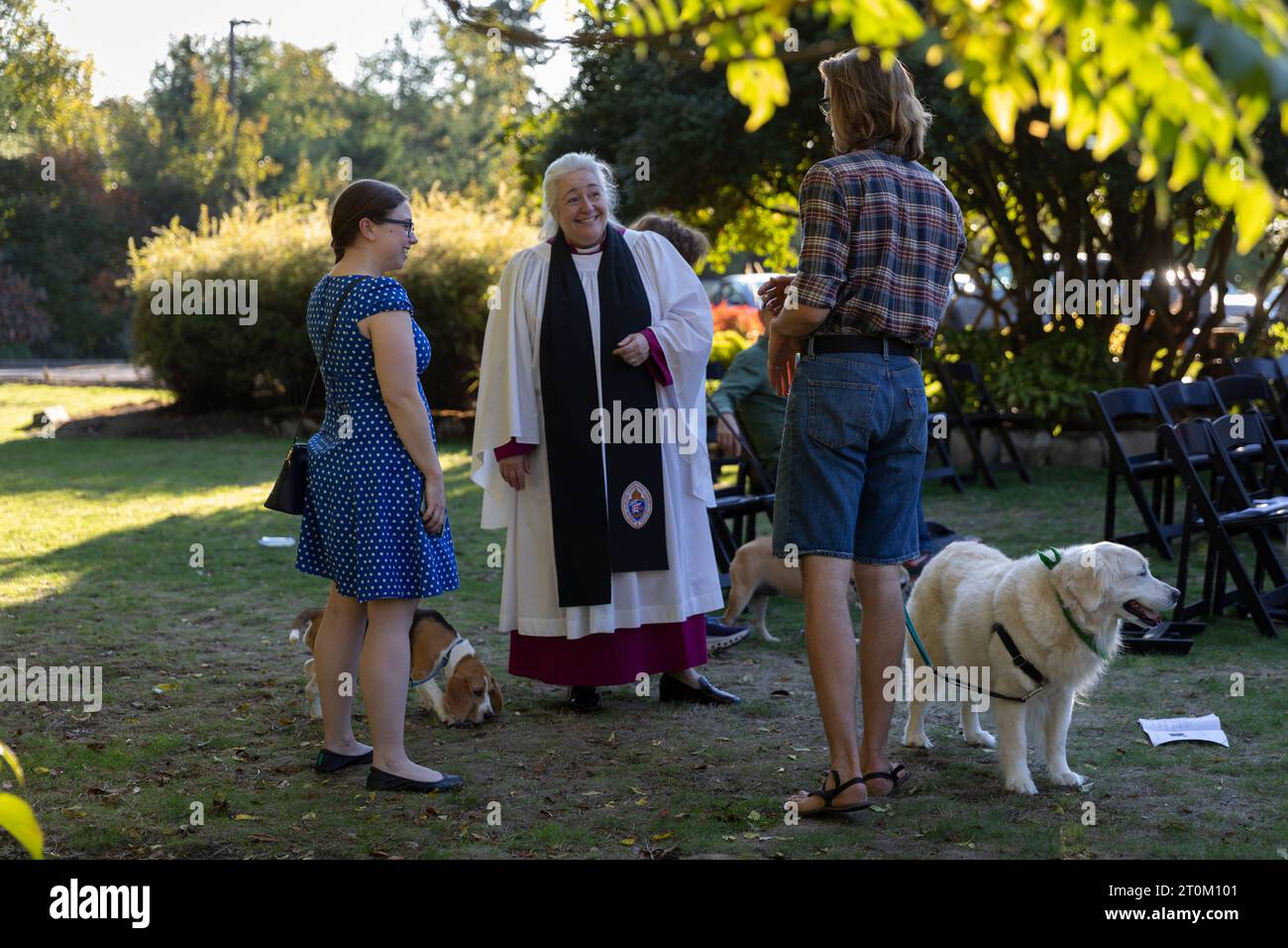 Seattle, Washington, USA. Oktober 2023. Reverend Jennifer King Daugherty spricht mit den Gemeindemitgliedern in der St. Feier zum Franziskus-Tag und Segen der Tiere in der Bischofskathedrale des heiligen Markus. Quelle: Paul Christian Gordon/Alamy Live News Stockfoto