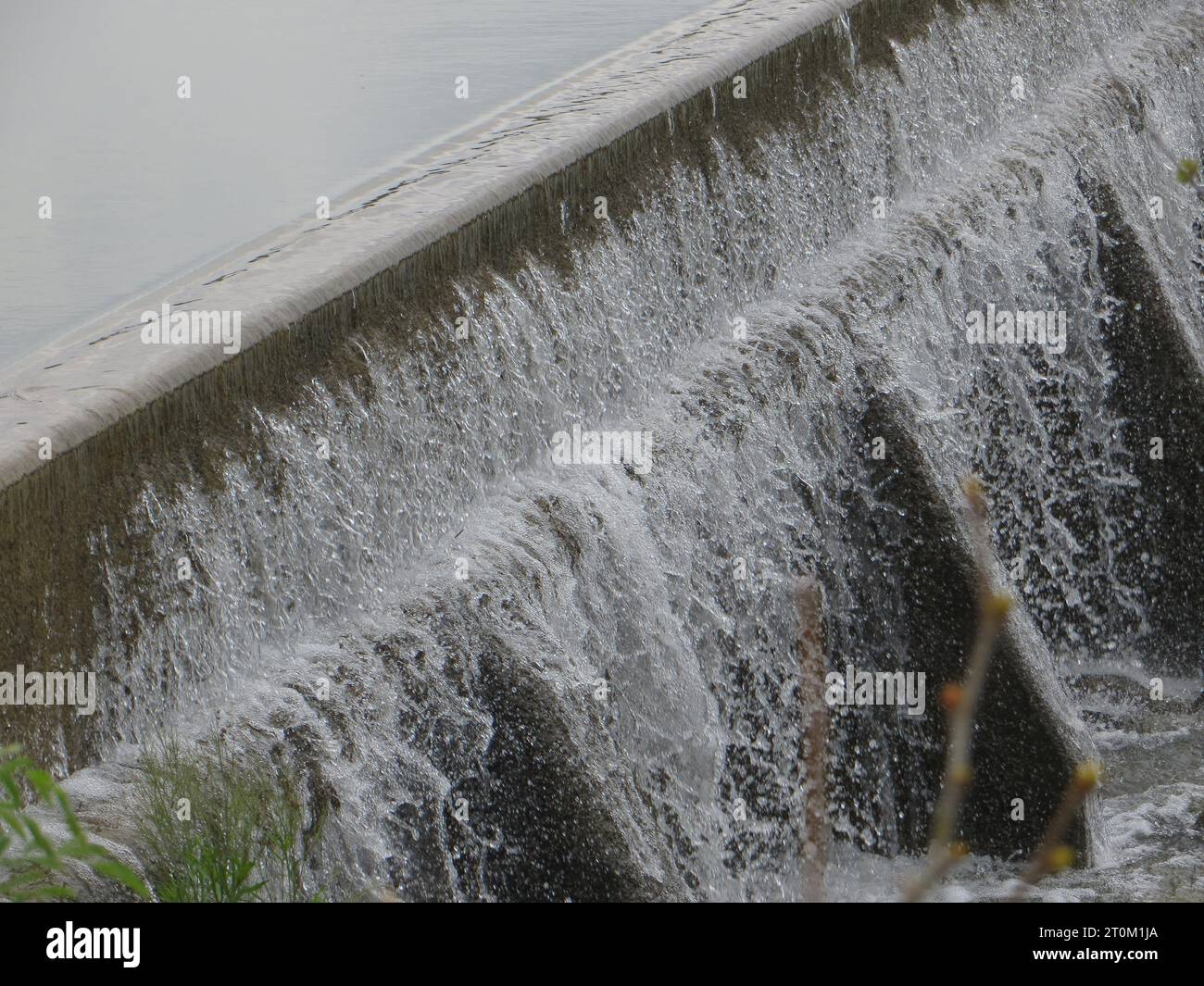 Dam fließt mit Wasser Stockfoto