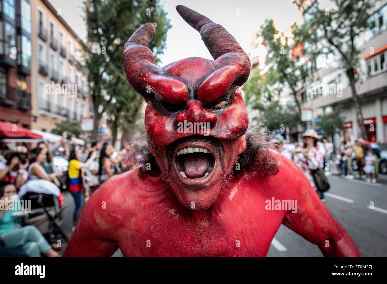 Madrid, Spanien. Oktober 2023. Ein Künstler, der als Teufel gekleidet war, der während des Karnevals zur Feier der Hispanicity gesehen wurde. Eine feierliche Parade fand an der Bravo Murillo Street in Madrid anlässlich der hispanischen Festlichkeiten zur Entdeckung Amerikas statt. Die Partei wurde vom stadtrat der Hauptstadt in Zusammenarbeit mit den verschiedenen Vertretungen der lateinamerikanischen Länder organisiert. Quelle: SOPA Images Limited/Alamy Live News Stockfoto