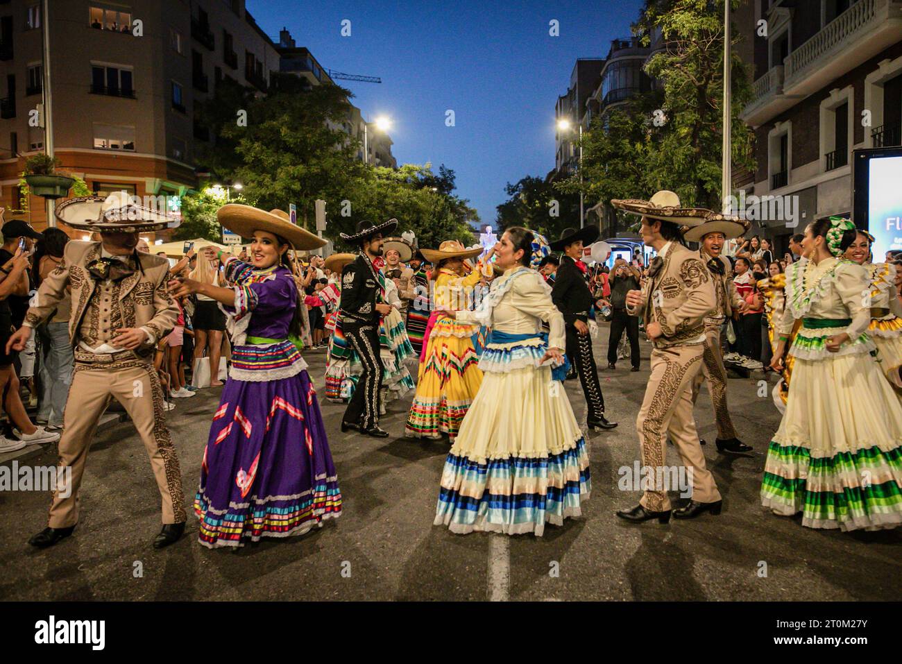 Madrid, Spanien. Oktober 2023. Ein Künstler, der die Dominikanische Delegation vertritt, tanzt während des Karnevals, um die Hispanicity zu feiern. Eine feierliche Parade fand an der Bravo Murillo Street in Madrid anlässlich der hispanischen Festlichkeiten zur Entdeckung Amerikas statt. Die Partei wurde vom stadtrat der Hauptstadt in Zusammenarbeit mit den verschiedenen Vertretungen der lateinamerikanischen Länder organisiert. Quelle: SOPA Images Limited/Alamy Live News Stockfoto