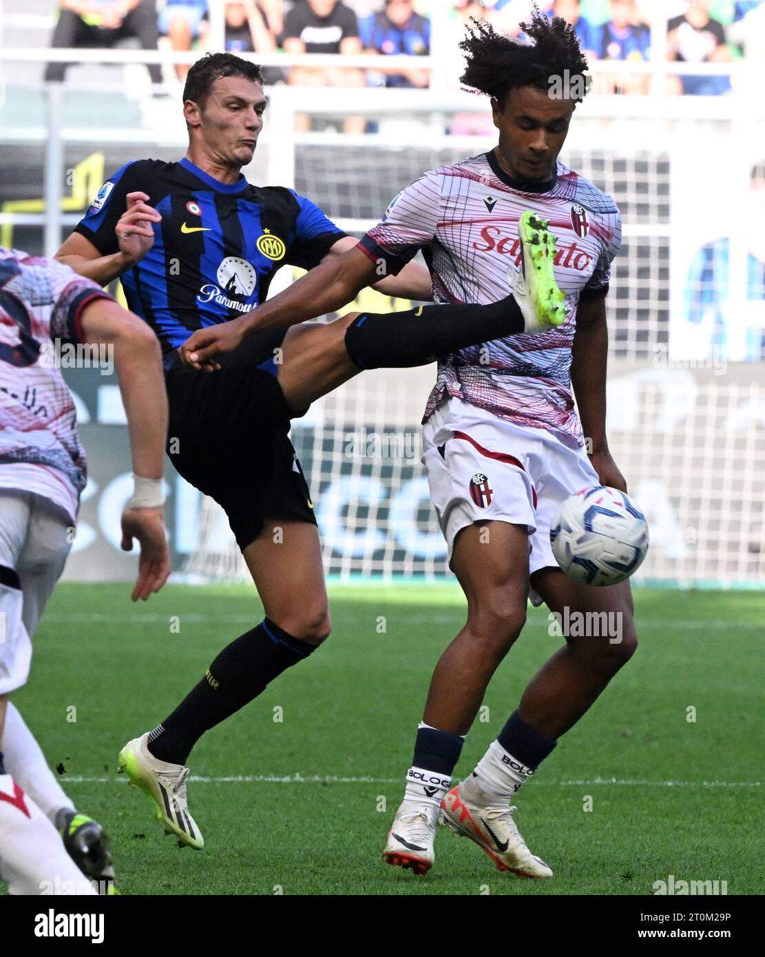 Mailand, Italien. Oktober 2023. Benjamin Pavard (L) von FC Inter streitet mit Joshua Zirkzee (R) von Bologna während eines Fußballspiels der Serie A zwischen dem FC Inter und Bologna in Mailand, Italien, am 7. Oktober 2023. Quelle: Alberto Lingria/Xinhua/Alamy Live News Stockfoto