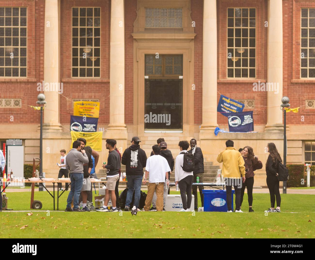 Studenten der Adelaide University interagieren während der Orientation Week vor der Barr Smith Library in South Australia, Australien. Stockfoto