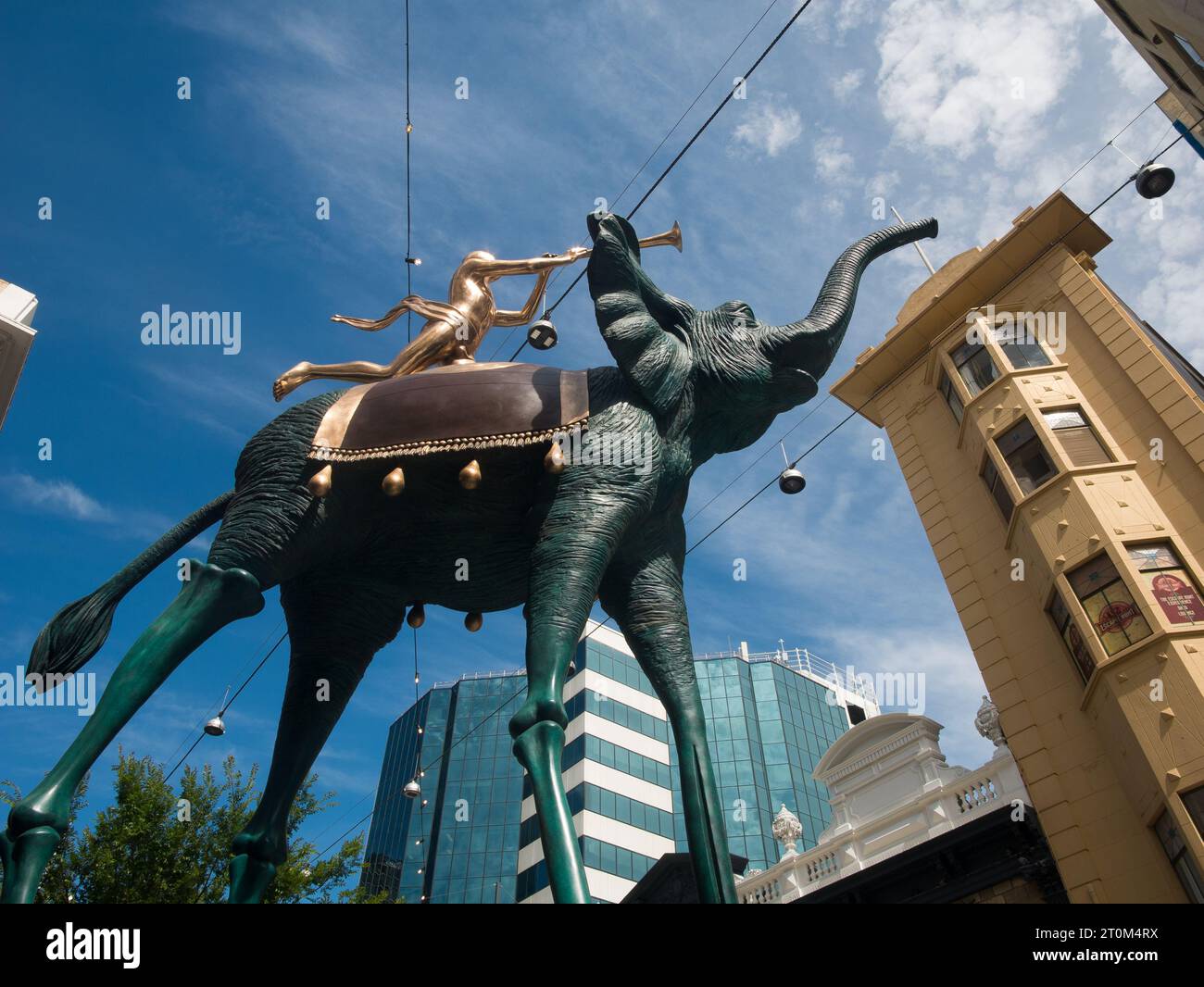 Tiefwinkelansicht der Bronzeskulptur des Triumphant Elephant von Salvador Dali in der Rundle Mall in Adelaide, South Australia, Australien. Stockfoto