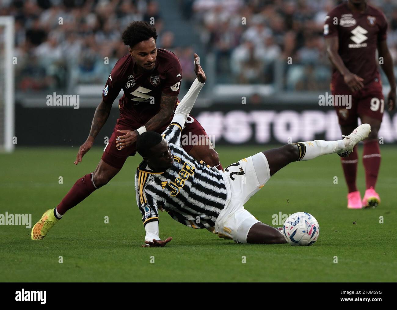 Turin, Italien. Oktober 2023. Der FC Juventus’ Timothy Weah (R) streitet mit dem Torino Valentino Lazaro während eines Fußballspiels der Serie A zwischen dem FC Juventus und Turin am 7. Oktober 2023 in Turin. Quelle: Federico Tardito/Xinhua/Alamy Live News Stockfoto