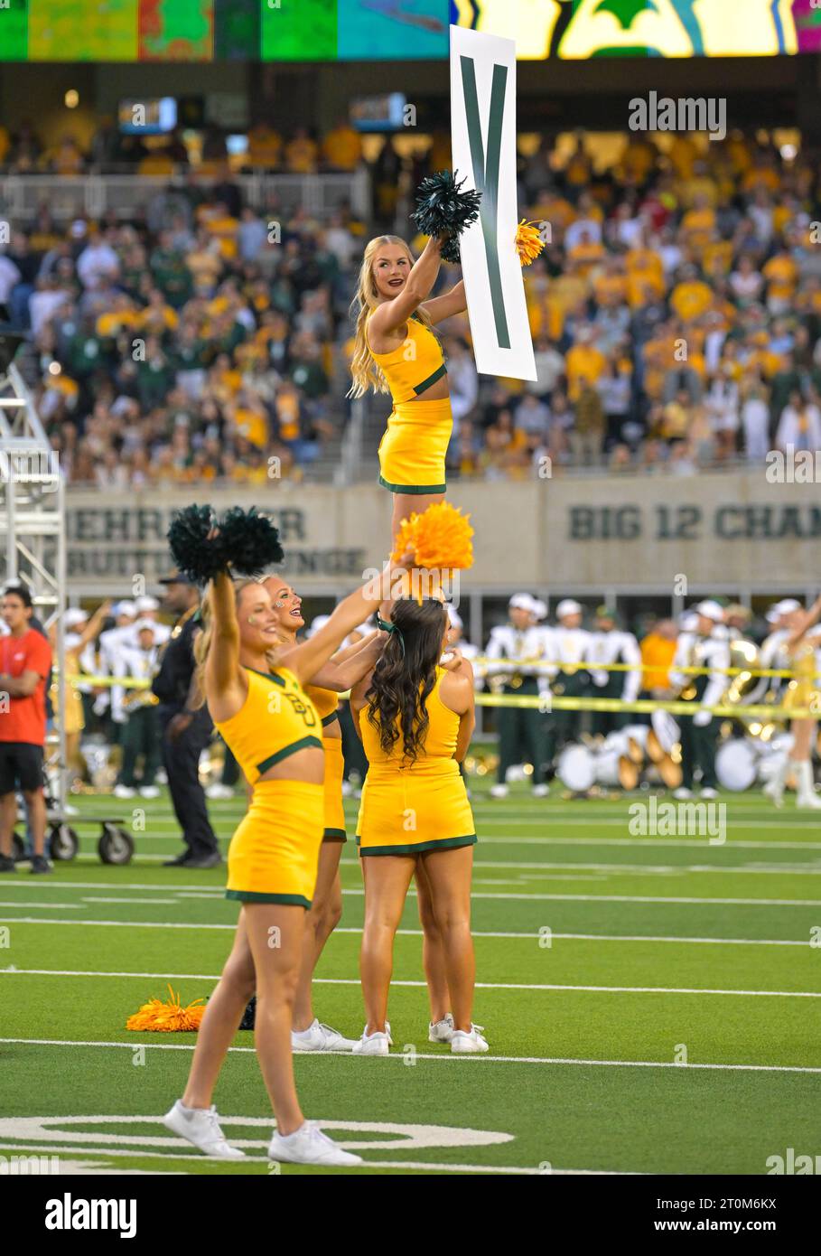 Waco, Texas, USA. Oktober 2023. Baylor Bears Cheerleader vor dem NCAA Football Spiel zwischen den Texas Tech Red Raiders und Baylor Bears im McLane Stadium in Waco, Texas. Matthew Lynch/CSM/Alamy Live News Stockfoto