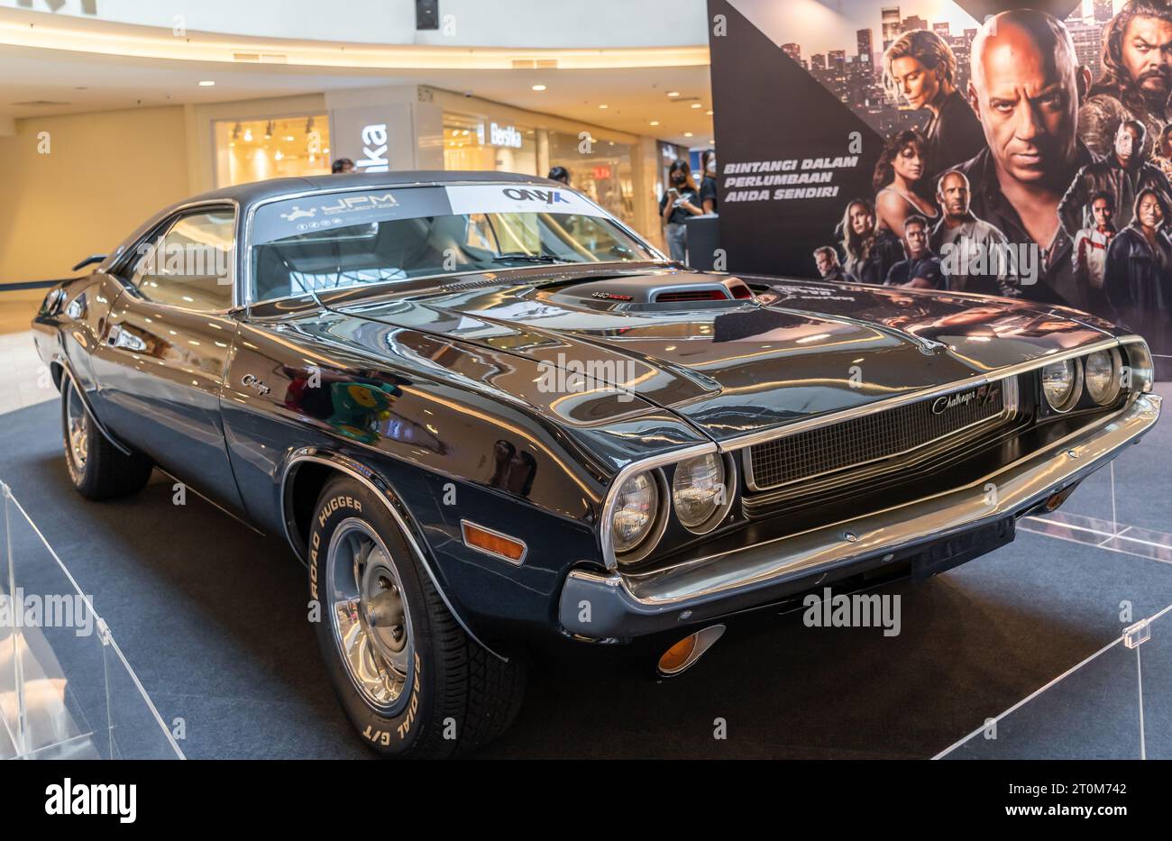 Petaling Jaya - Malaysia : Oktober 6,2023 : Dodge Challenger RT Auto von Fast X auch bekannt als Fast Furious 10 Film, der im Mid Valley gezeigt wird Stockfoto