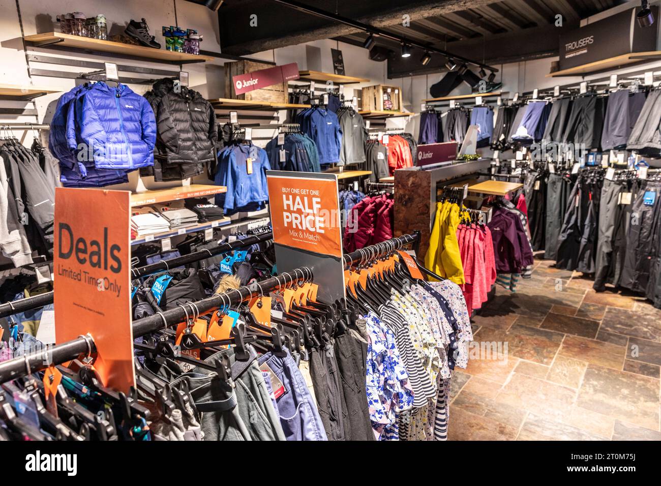 Black Outdoor Store in Ambleside, Innenausstattung von Kleidungsjacken und Hosen, darunter einige im Verkauf, Ambleside, Lake District, England, Großbritannien Stockfoto