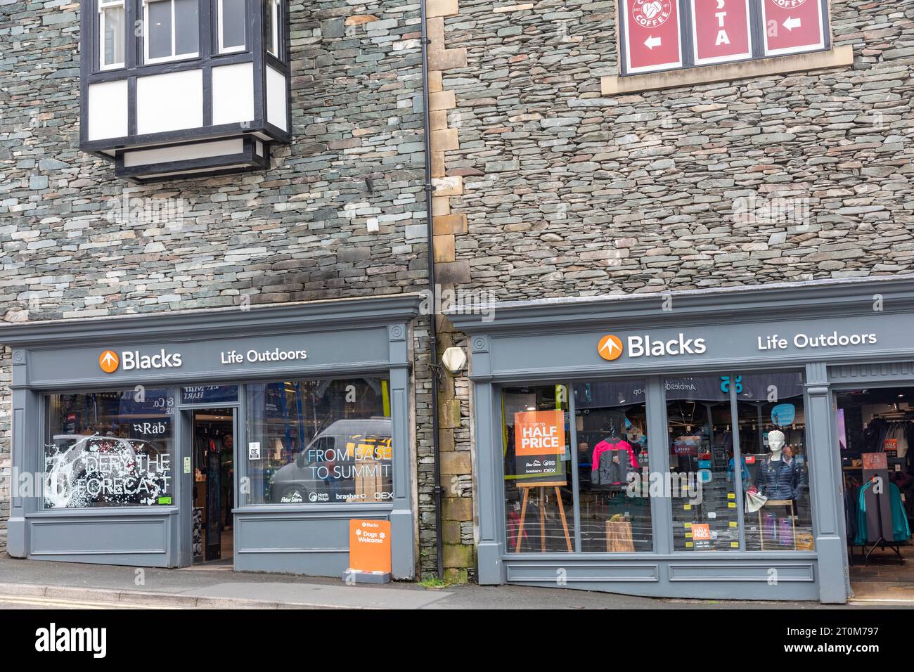 Black Life Outdoors Bekleidungs- und Ausrüstungsgeschäft für Wanderer und Wanderer, Ambleside, Cumbria, England, Großbritannien Stockfoto