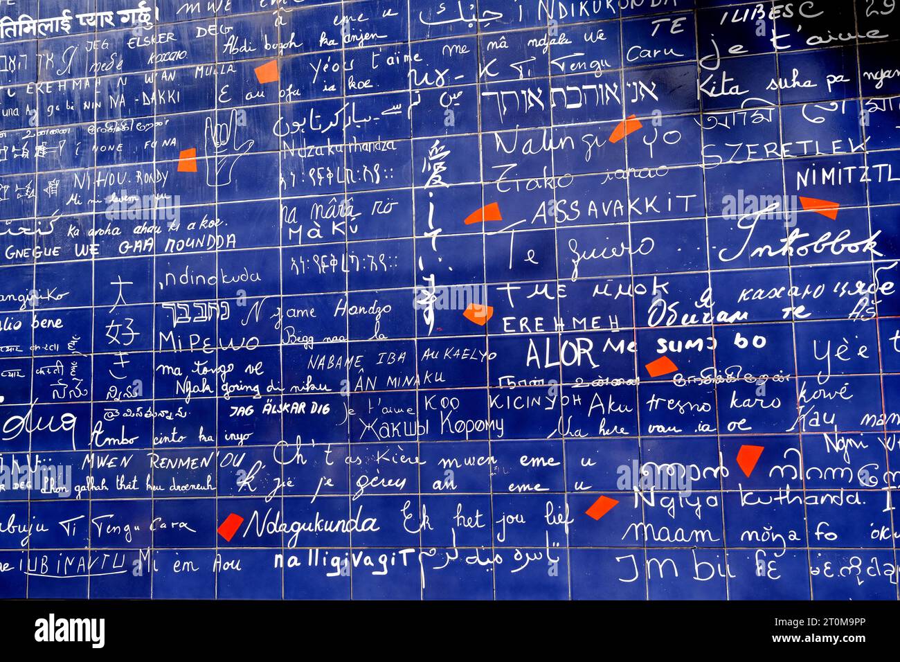 The Wall 0f Love im Pariser Viertel Montmartre. Die Wand enthält die Worte Ich liebe dich 311 Mal in 250 Sprachen. Stockfoto
